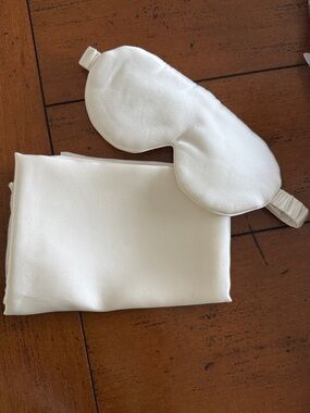 NWOT Quince Silk Beauty Sleep Set - Mask & Pillowcase (Ivory)